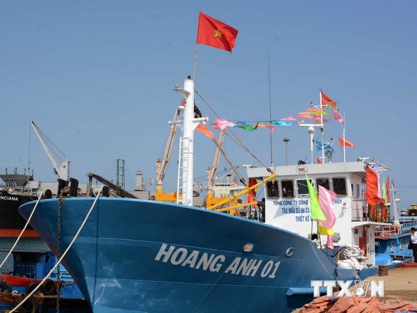 Hỗ trợ ngư dân tiếp tục vươn khơi bám biển